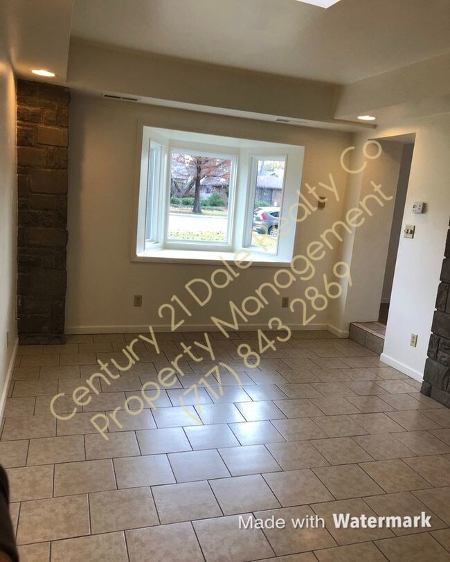 Building Photo - Beautiful 1st Floor Apartment