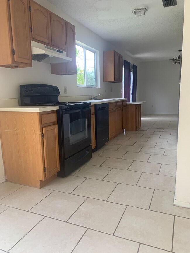 Foto del edificio - Rental home  Near Green River Prkway in PSL   3/2/1    $ 1,895  a month