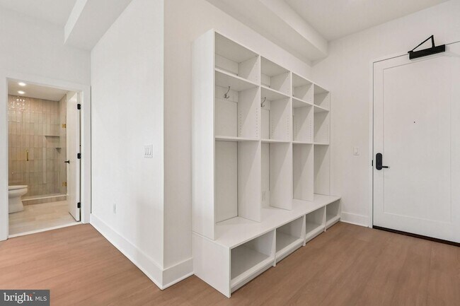 Foto del edificio - 30 W Allens Ln