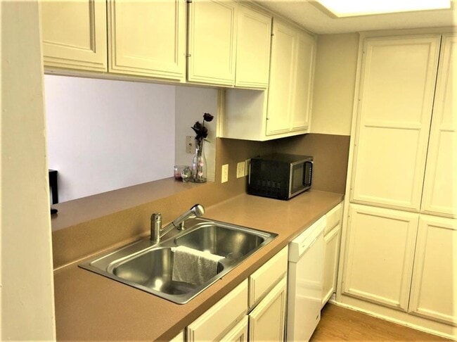 Building Photo - 1215 Gregory Ln