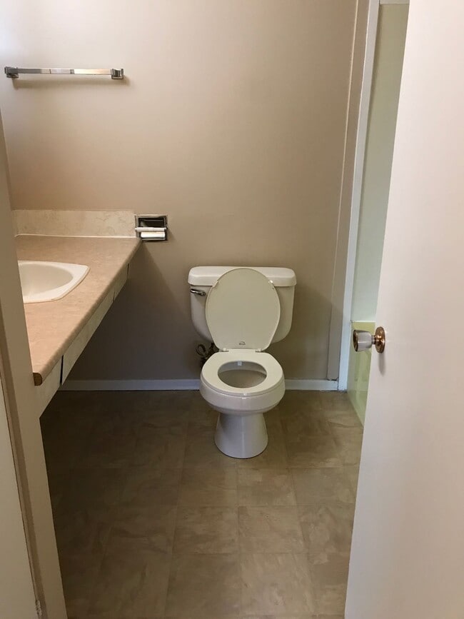 Building Photo - 1 Bed 1 Bath Unit in Red Deer, AB