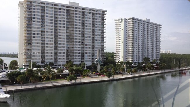 Building Photo - 220 Kings Point Dr