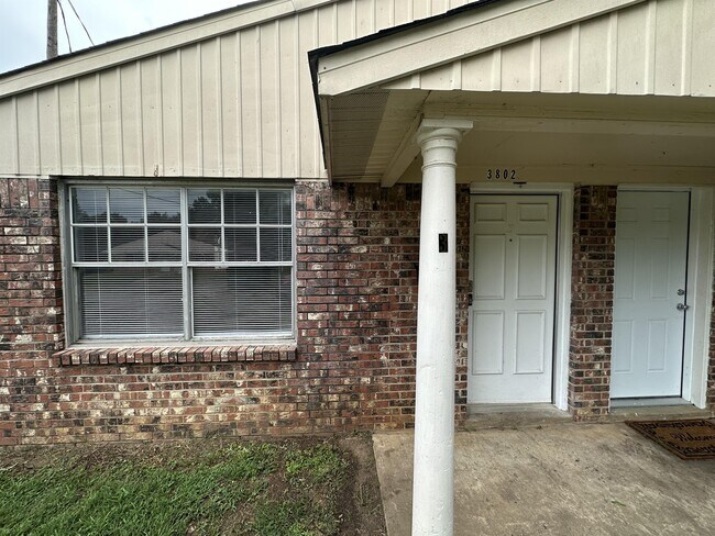 Building Photo - 3802 Pine St