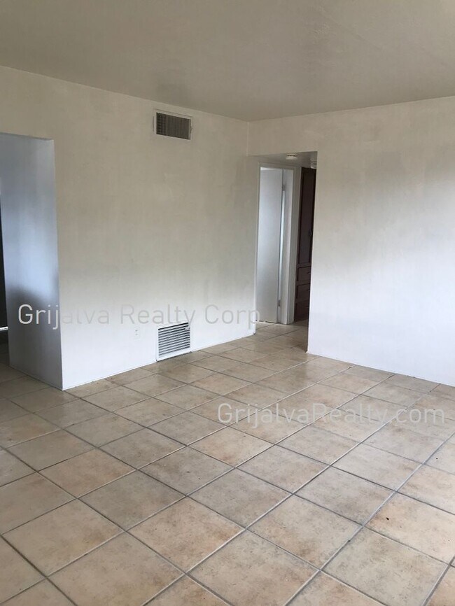 Foto del edificio - 4525 E 17th St