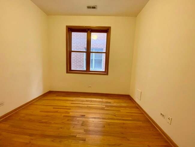 Building Photo - 4233 N Kenmore Ave