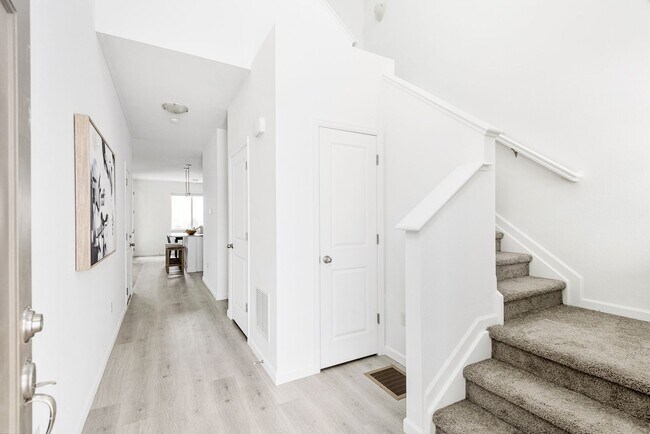 Building Photo - Spacious 3 Bedroom, 3 Bath Townhome located in Arapahoe County available for Summer Move In for t...