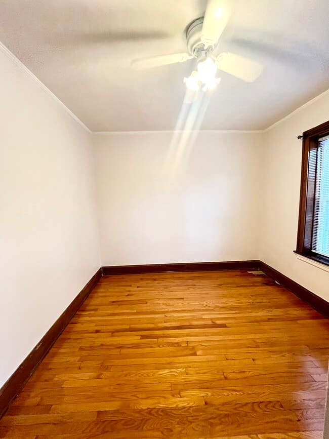 Foto del edificio - 2320 N Leclaire Ave