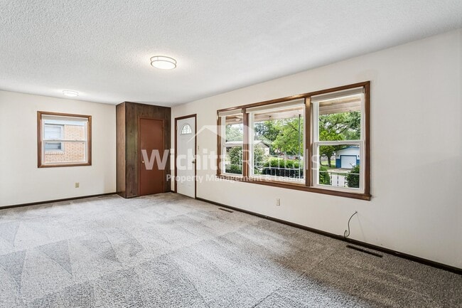 Building Photo - 525 S Derby Ave
