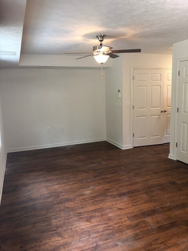 Building Photo - One Bedroom Apartment