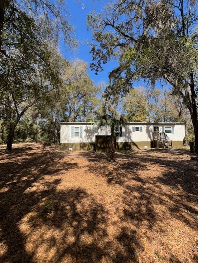 Foto principal - Charming 2-Bedroom Home on Spacious Wooded...