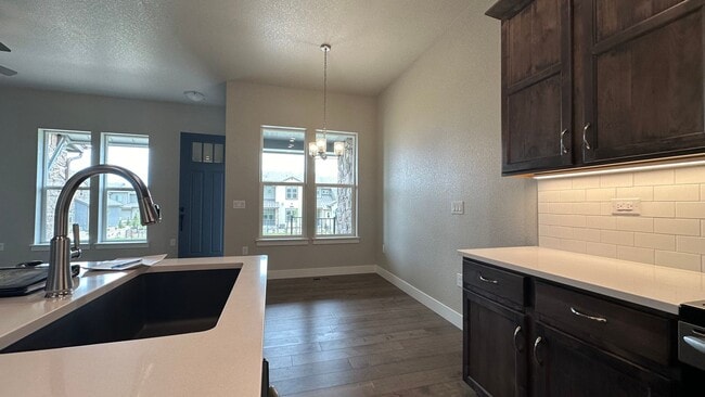 Building Photo - Great Townhouse in Windsor