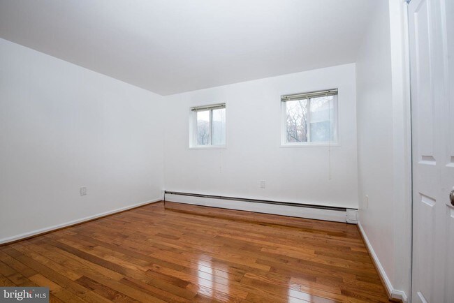 Foto del edificio - 7736 Maple Ave