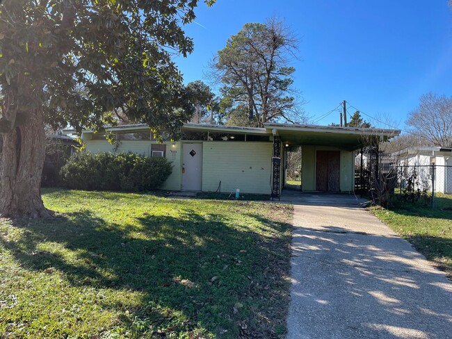 Building Photo - Beautiful 3 Bedroom Home