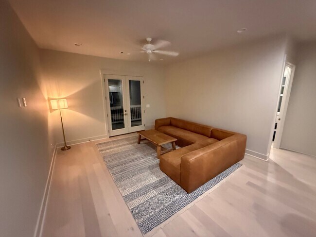 Foto del edificio - 3 Bed 3 Bath Flat
