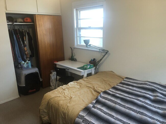 Building Photo - 4 Bedroom Close to Campus + Washer & Dryer...
