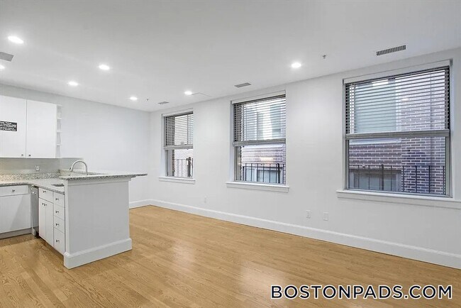 Building Photo - 140 Boylston St