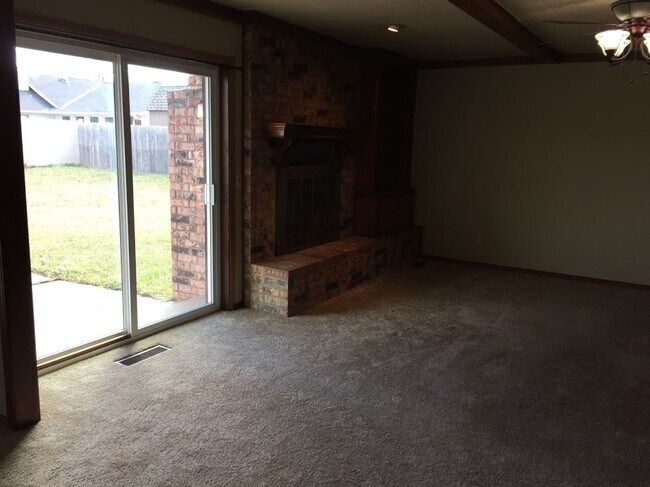 Building Photo - 240 E Platt Dr