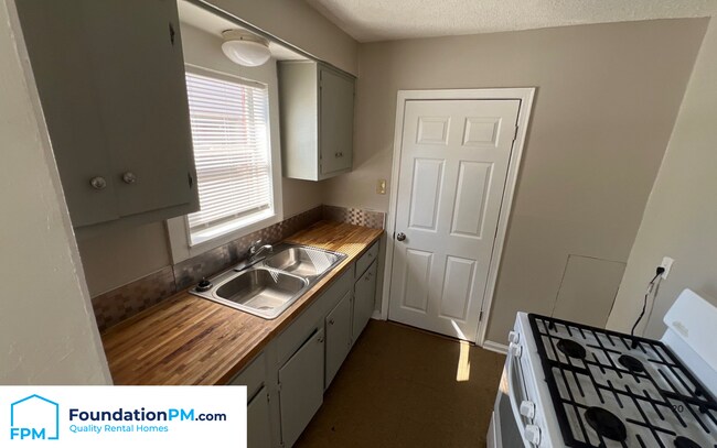 Building Photo - 123 Eastview Dr