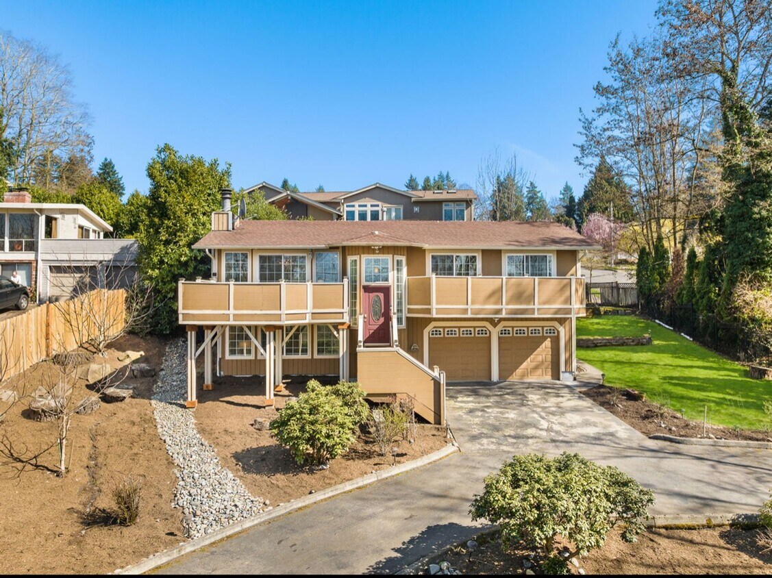 Primary Photo - Luxurious home with tasteful updates throu...