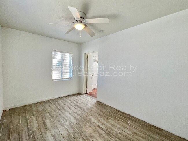 Building Photo - 1321 E Coronado Rd