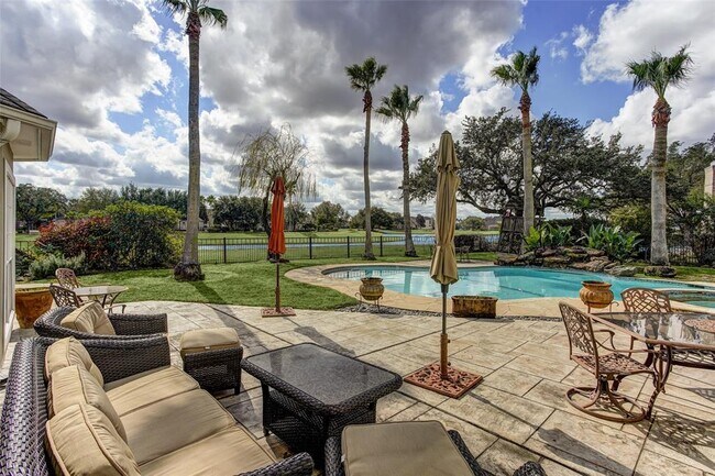 Foto del edificio - 13703 Lakeshore Way Cove