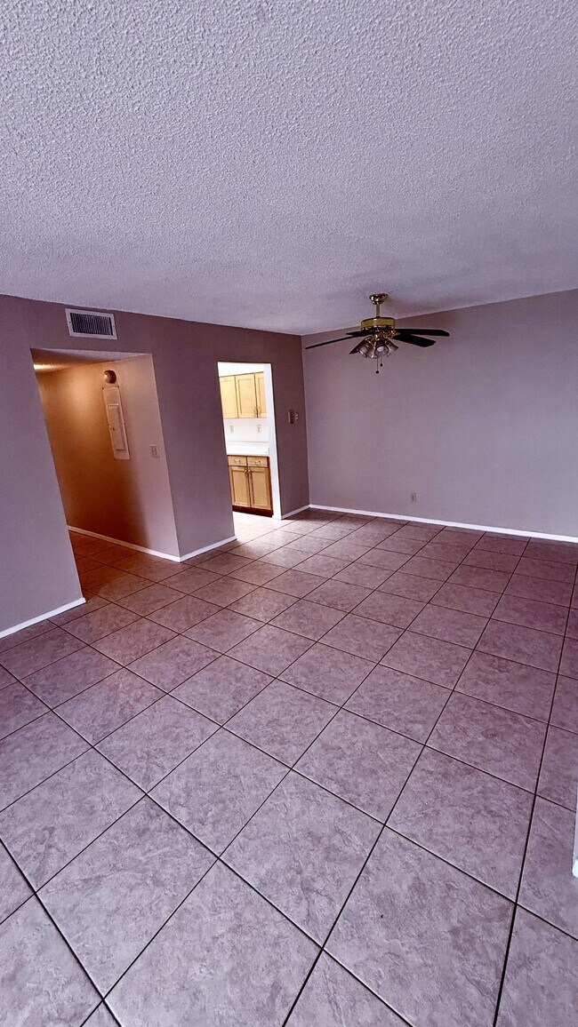 Foto del edificio - 6519 W Newberry Rd