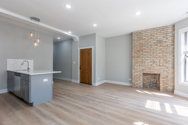 Building Photo - 423 W Belden Ave