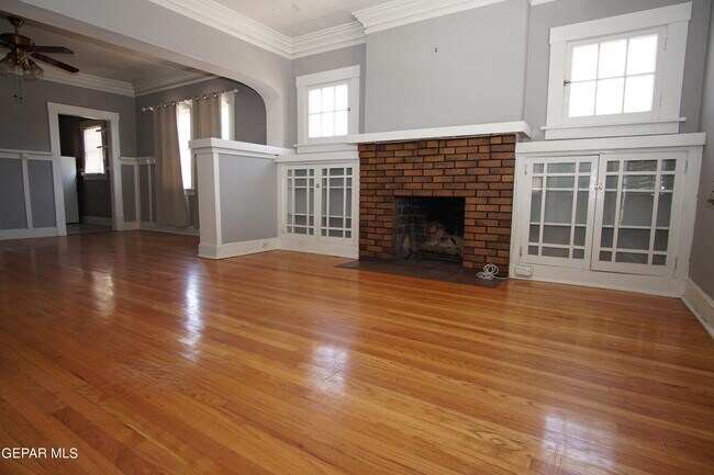 Building Photo - 2731 Aurora Ave