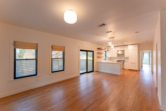 Foto del edificio - Luxury Living in Travis Heights—Historic 3...