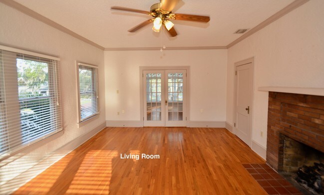 Living Room - 646 E Ridgewood St