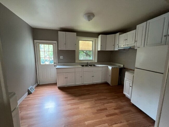 Foto del edificio - Large 4 Bedroom, 3 Story Home for Rent in ...