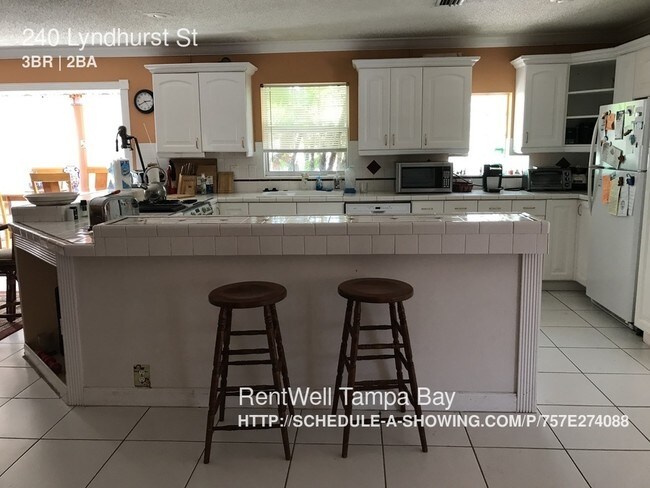 Building Photo - 240 Lyndhurst St