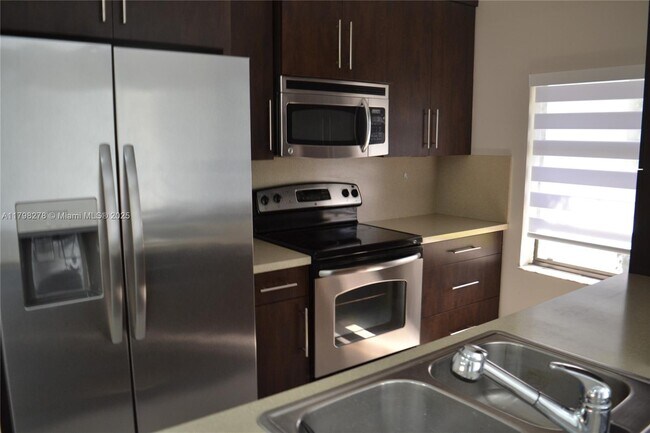 Building Photo - 5211 SW 141st Pl