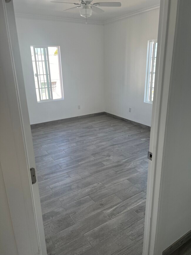 Building Photo - 955 W 55th St