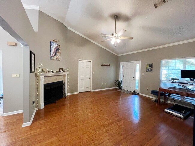 Building Photo - Lake Pineda Area | Home | Unfurnished