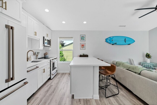 Building Photo - Fully Furnished 3 Bedroom 2 Bathroom Home ...
