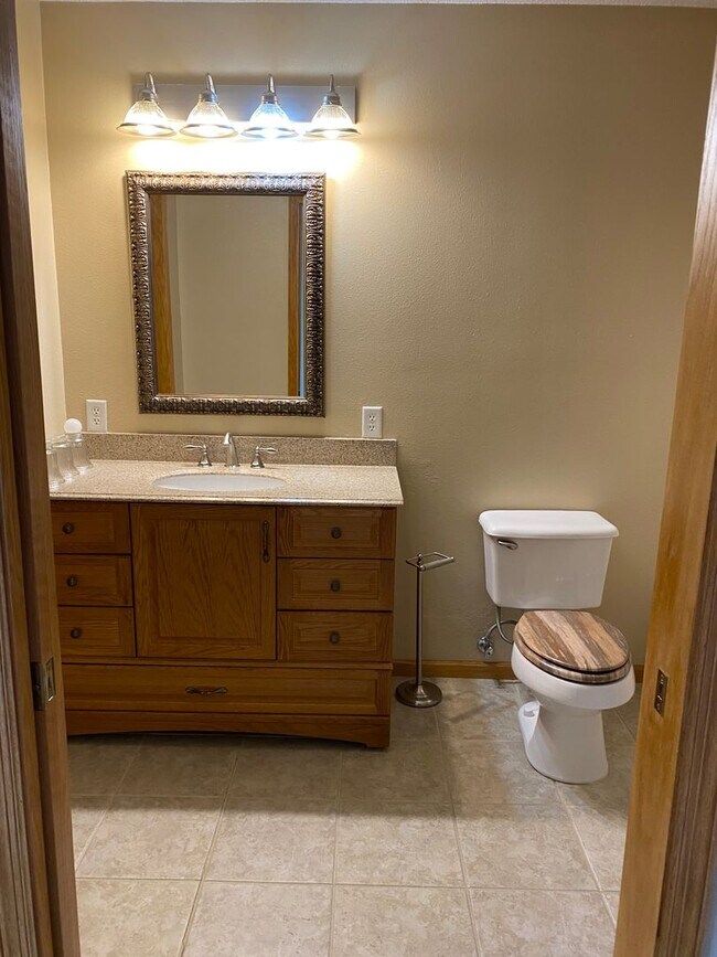 Building Photo - 2 bed 2 bath Twinhome