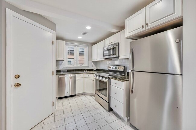 Building Photo - 12 Berkshire Pl
