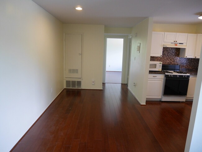 Foto del edificio - One Bedroom Condo located in Gardens At Owings Mills! - RENT SPECIAL