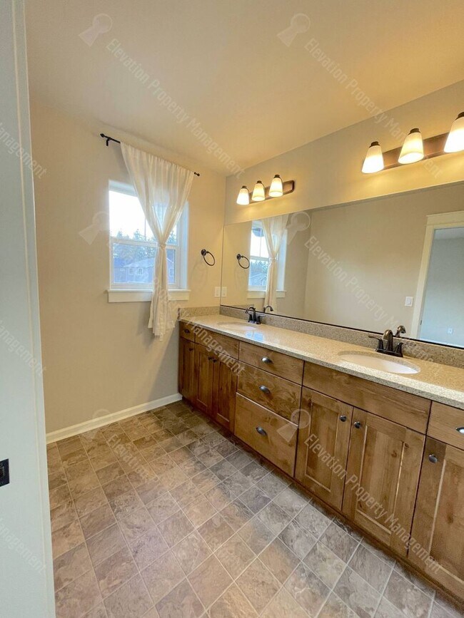 Foto del edificio - Modern home with fenced private yard in a great neighborhood!