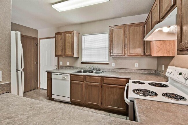 Building Photo - 2614 Meadow View Dr