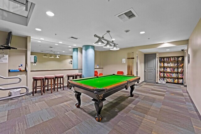 Foto del edificio - 300 W Beech St