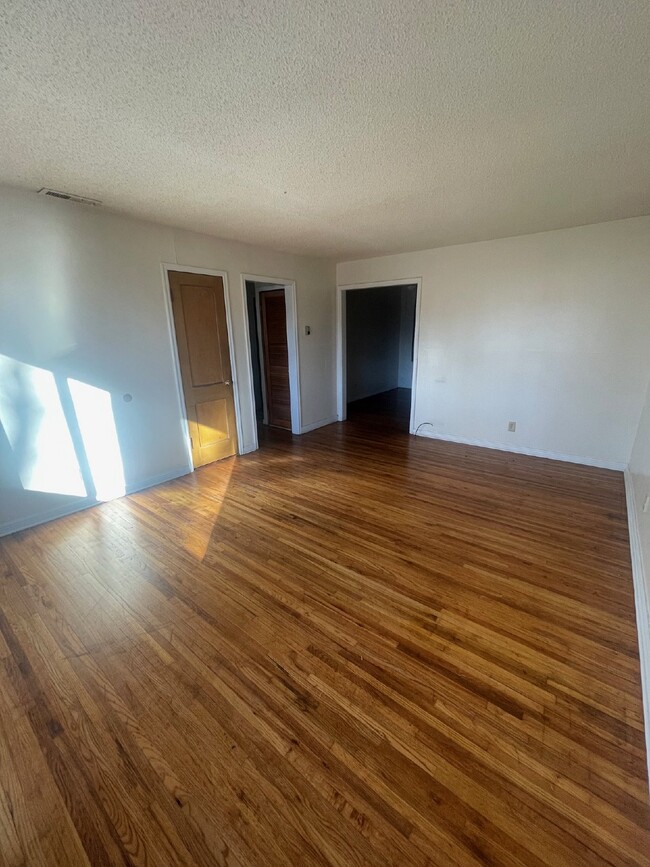 Building Photo - 2-bedroom, 1 bathroom apartment