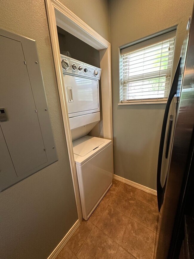 Foto del edificio - Furnished 2 Bedroom 2 Bath Executive Apart...