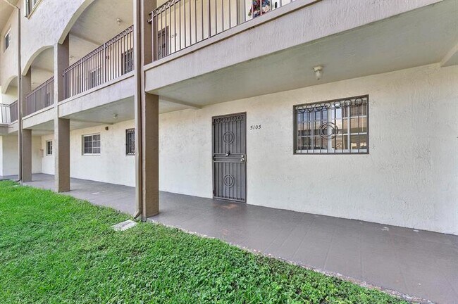 Foto del edificio - 8851 NW 119th St