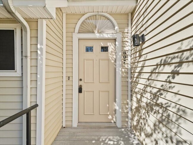 Foto del edificio - 3317 Golden Trails Dr