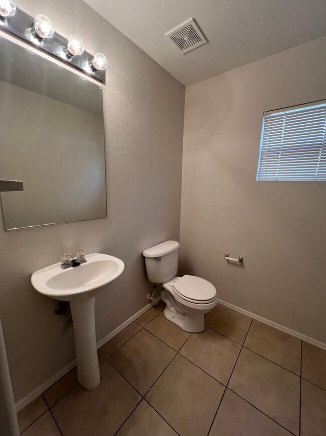 Foto del edificio - 1776 square foot 3 Bedroom home in El Mirage