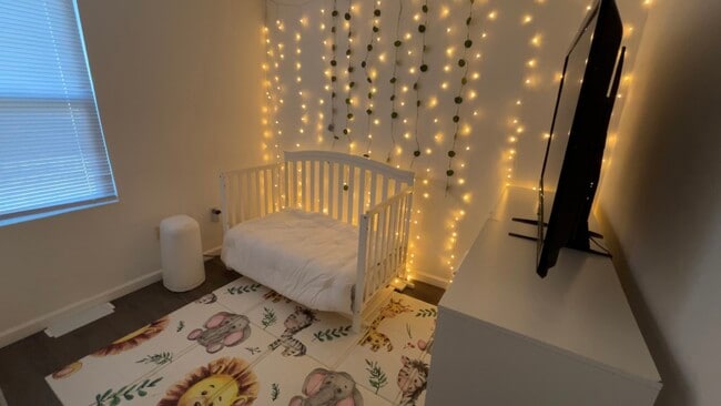 Building Photo - 10 Ells St