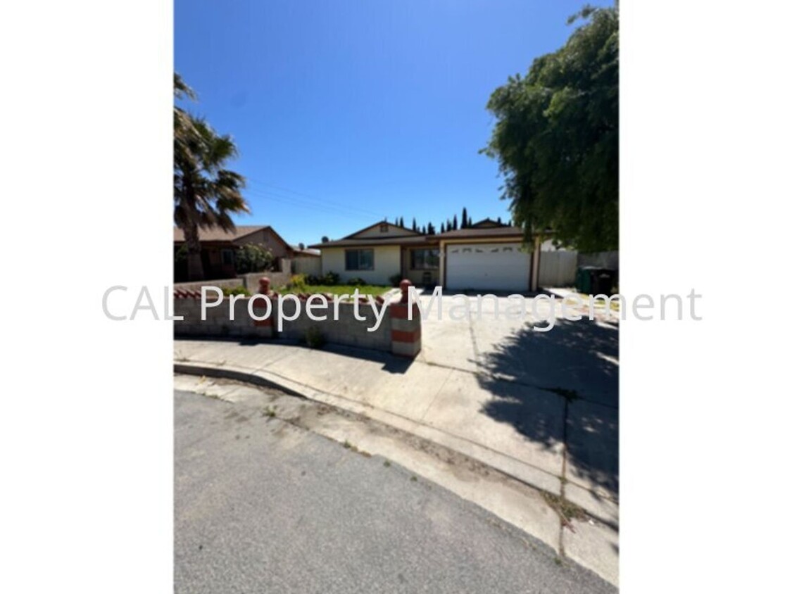 Foto principal - Three bedroom house in King City, CA