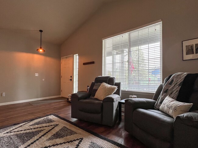 Foto del edificio - Beautiful 3 Bed + 2.5 Baths home with Larg...